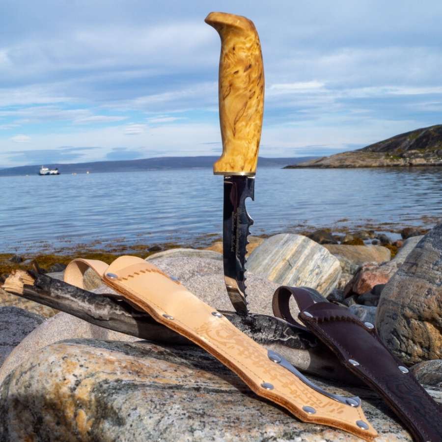 Iisakki Järvenpää multifunktions fiskekniv med lang, fleksibel stålklinge og ergonomisk formet træskaft.