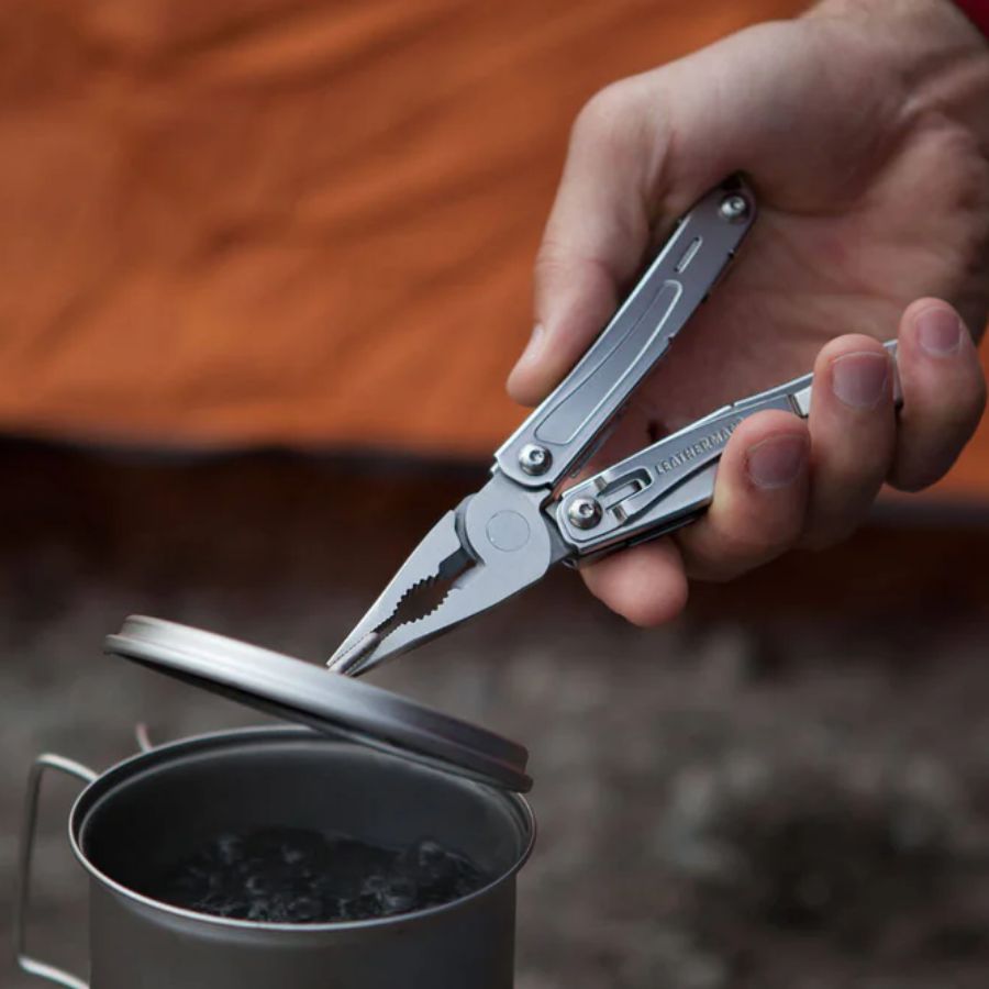 Leatherman Sidekick multitool brugt til at løfte låg på gryde udendørs