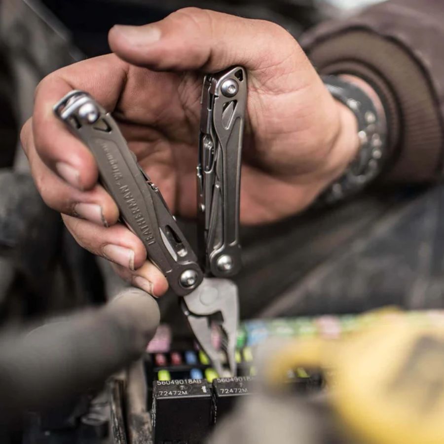 Leatherman Wingman multitool EDC i brug med tang til reparation og teknisk arbejde